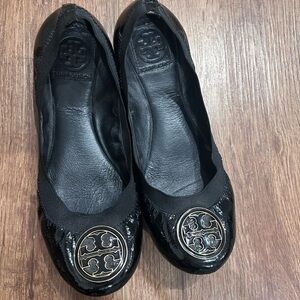 Tory Burch Shiny Black Flats with Logo Emblem